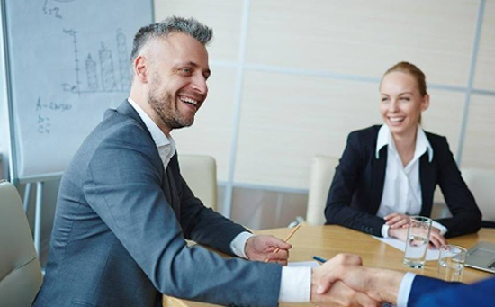 選擇人工同聲翻譯還是軟件翻譯好，同聲翻譯公司